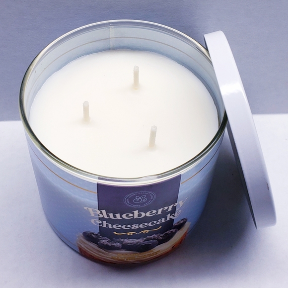 Goose Creek BLUEBERRY CHEESECAKE Large 3-Wick Scented Candle, 14.5 oz - Picture 3 of 5